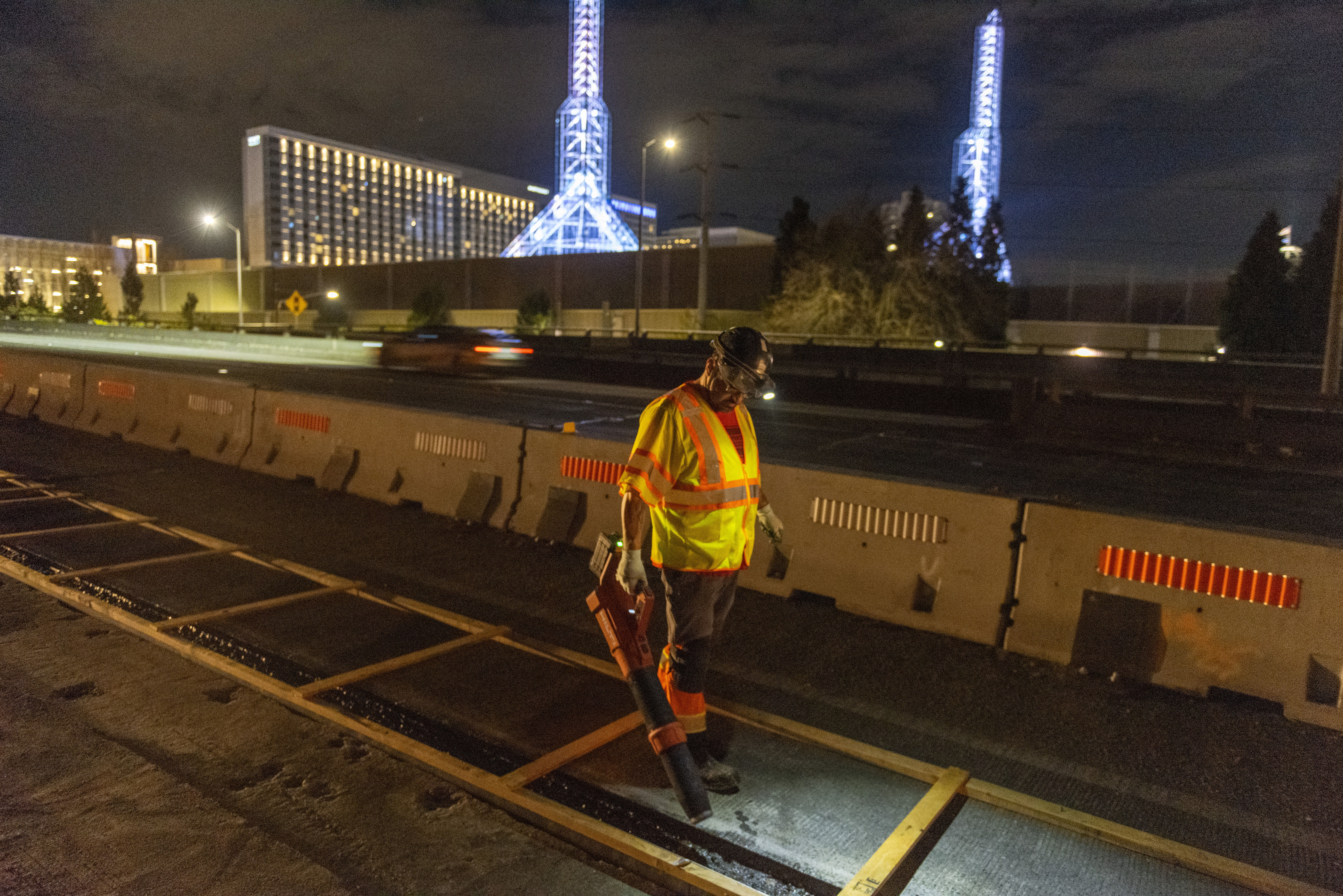 Crews repairing the longitudinal joint between northbound and southbound I-5 bridges.