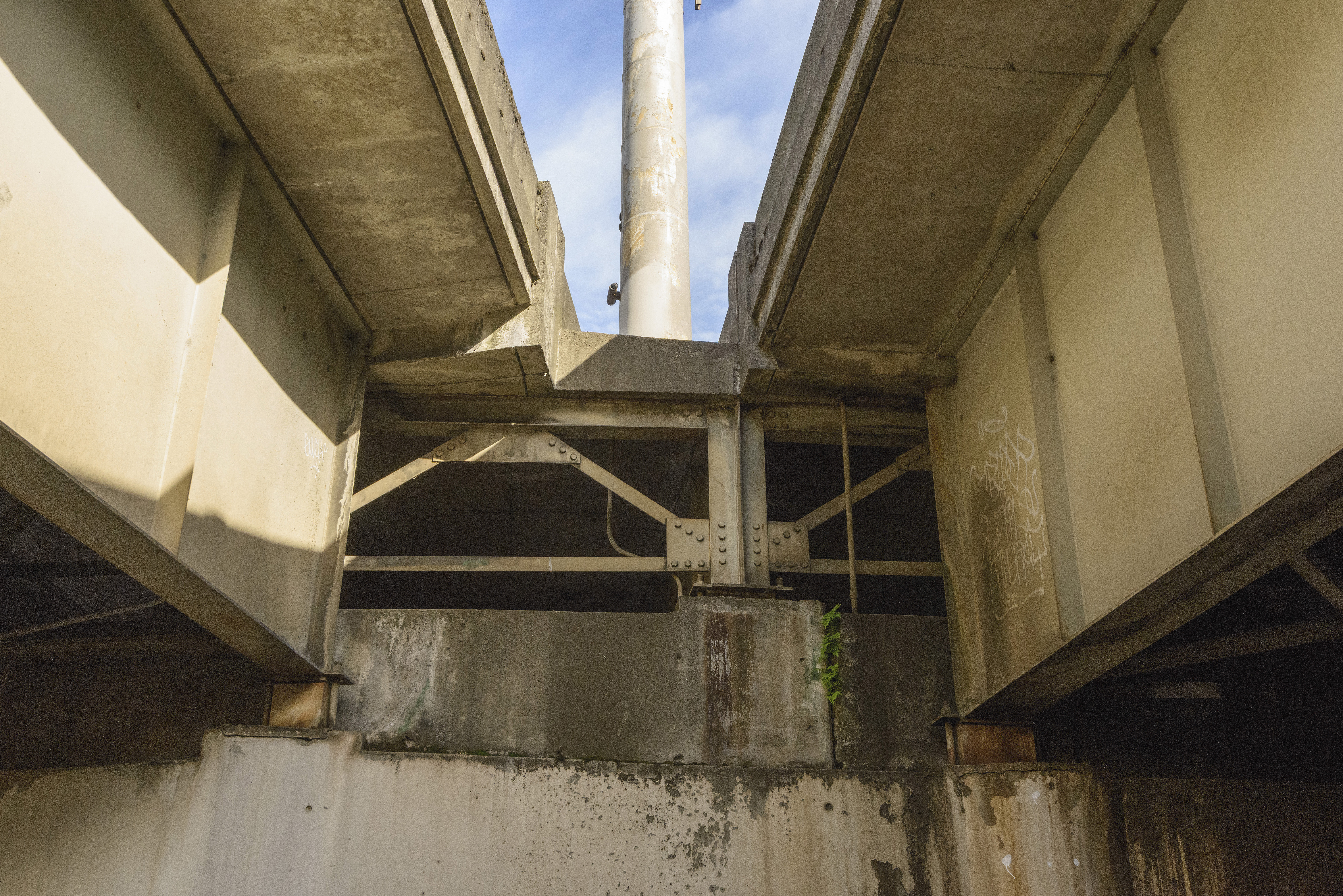 Image shows cross bracing in between two I-5 supporting beams.